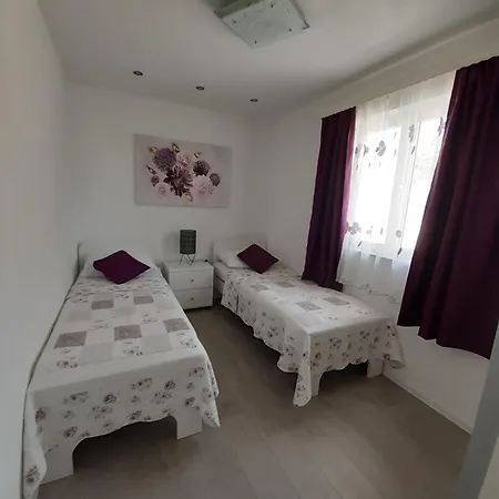 Lucky With Jacuzzi Apartman