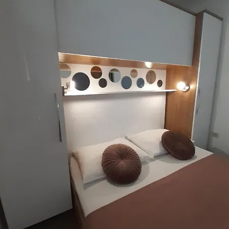 Lucky With Jacuzzi Apartment Trogir