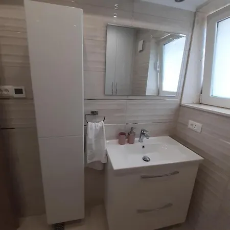 Lucky With Jacuzzi * Τρογκίρ