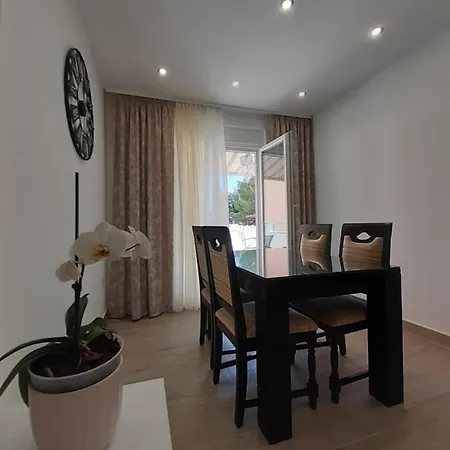 Lucky With Jacuzzi Τρογκίρ