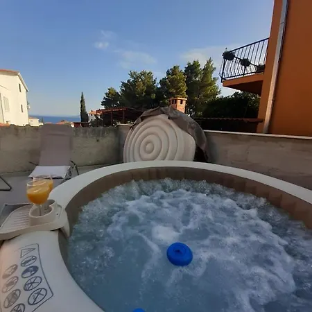 Lucky With Jacuzzi * Τρογκίρ