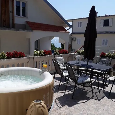 Apartment Lucky With Jacuzzi Trogir